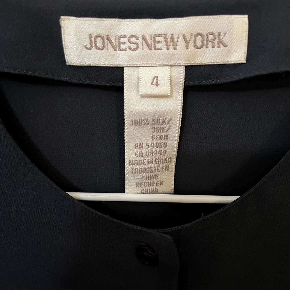 Jones New York 100% Silk Blouse – Navy Blue, Short Sleeve, Button-Down, Size 4 - Picture 3 of 6